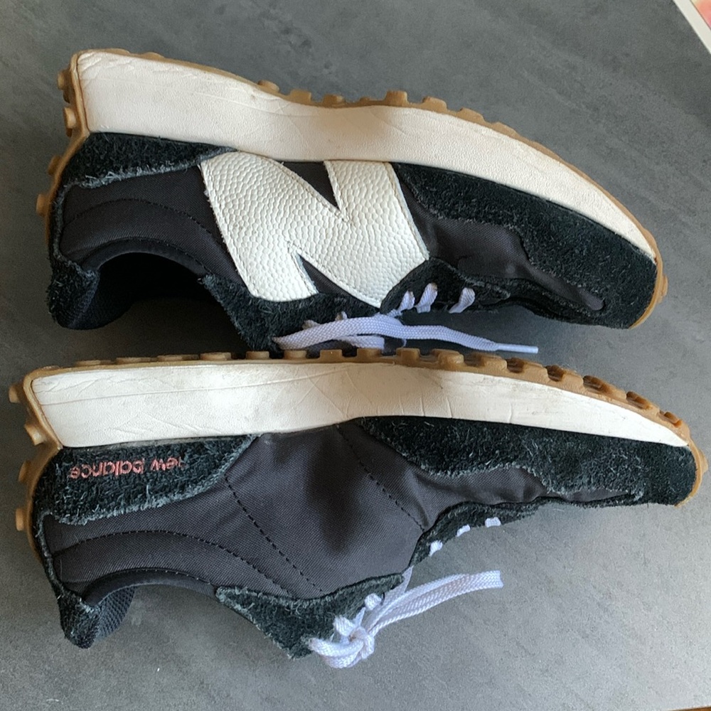 New Balance 327 size 7 1/2 sneakers - Picture 7 of 9